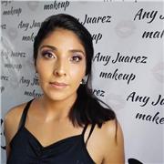 Profesora de Educacion Fisica imparte clases a gente de cualquier edad